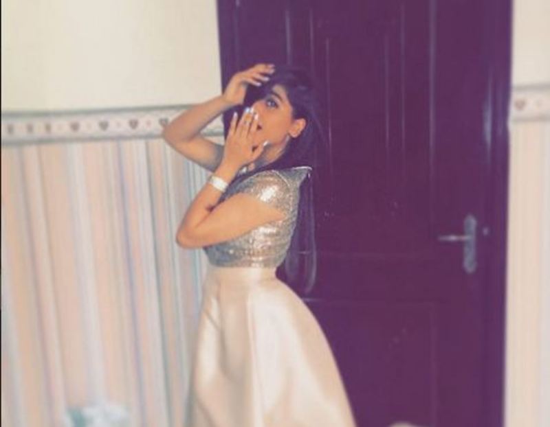 صور وفيديو حلا الترك تحتفل بعيد ميلاها بإطلالة جعلتها أكبر عمراً